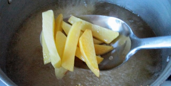 Frites dans une enveloppe en papier