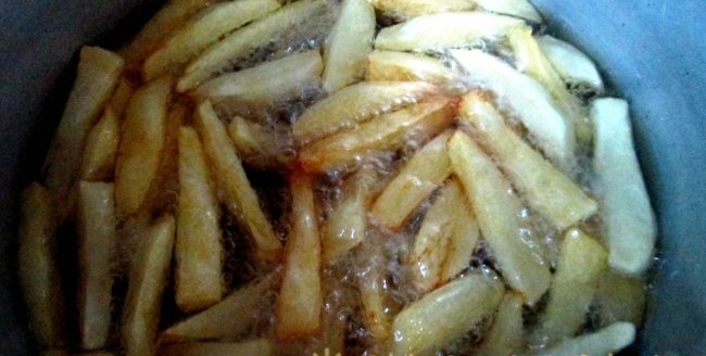 French fries sa isang papel na sobre