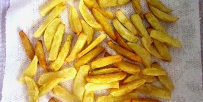 Pommes frites in einem Papierumschlag
