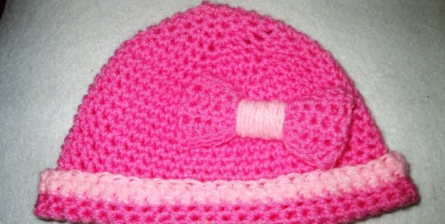 Плетена на една кука шапка с панделка за бебе