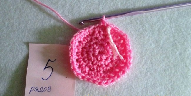 Bonnet au crochet avec un nœud pour bébé