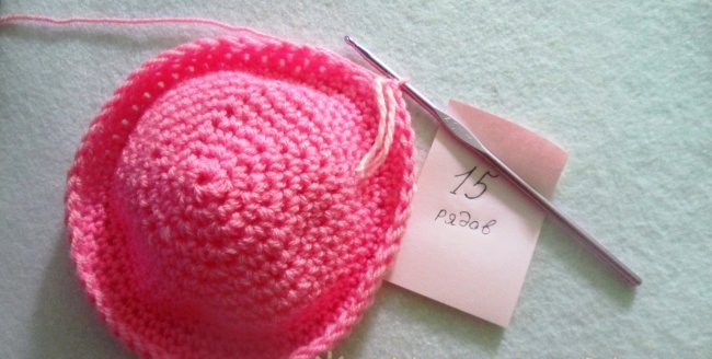 Gorro de crochet con lazo para bebé.