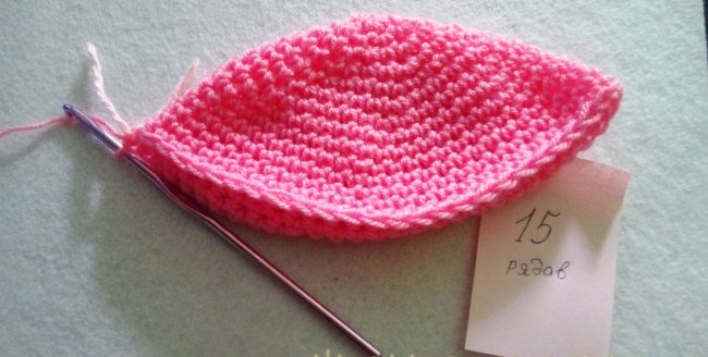 Плетена на една кука шапка с панделка за бебе