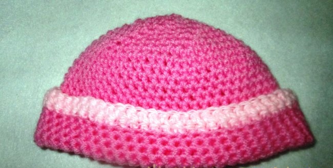 Gorro de crochet con lazo para bebé.