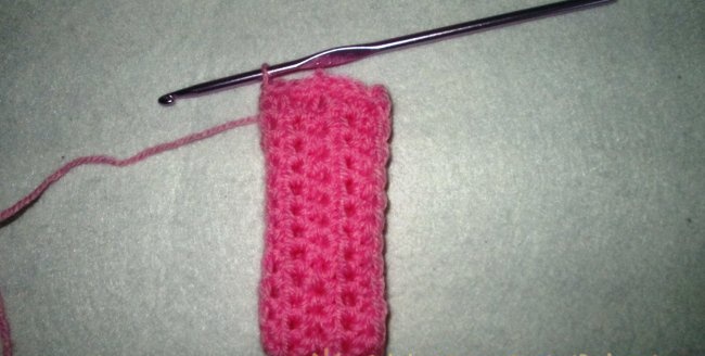 Gorro de crochet con lazo para bebé.