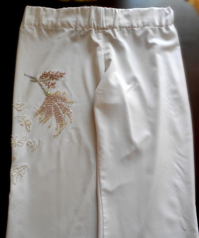 Ricami sui pantaloni con perline e paillettes