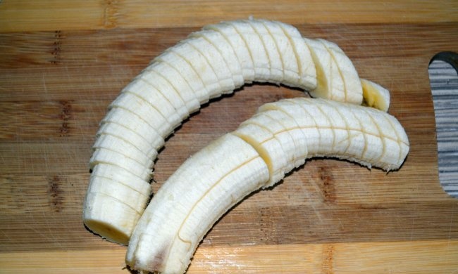 Nepečený koláč vyrobený zo sušienok a banánov