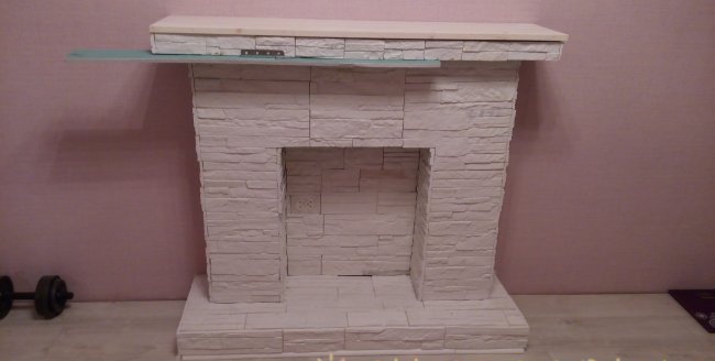 DIY false fireplace para sa Bagong Taon