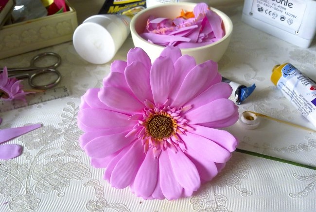 Pink gerbera mula sa foamiran