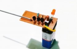 Jednoduchý DIY detektor skrytých káblov