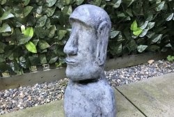 Tượng nhỏ trong vườn – Moai