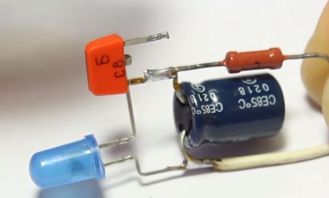 Jednoduchý blikač na jednom tranzistore