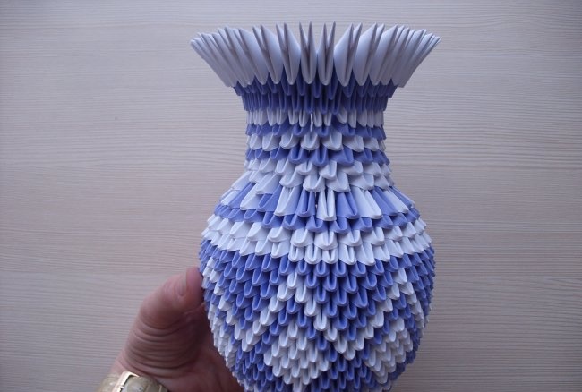 Vaza izrađena od trokutastih origami modula