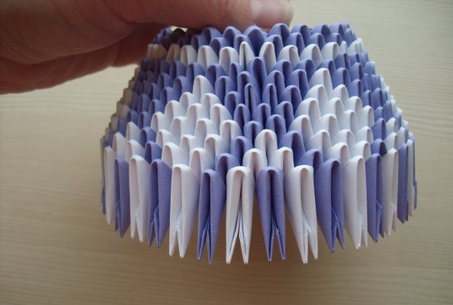 Jarrón hecho de módulos triangulares de origami.