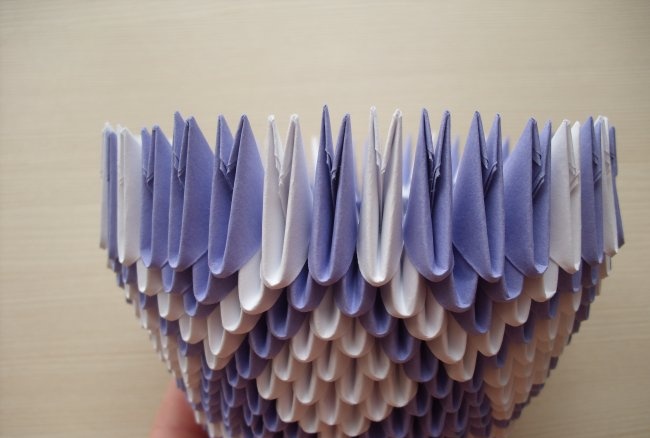 Üçgen origami modüllerinden yapılmış vazo