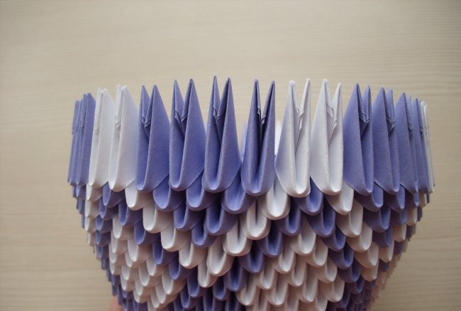Pasu diperbuat daripada modul origami segi tiga