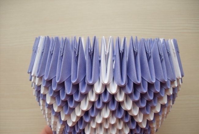 Vase lavet af trekantede origami-moduler