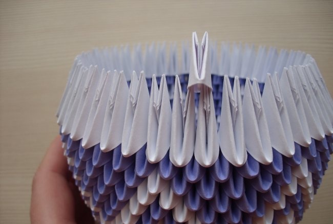 Üçgen origami modüllerinden yapılmış vazo
