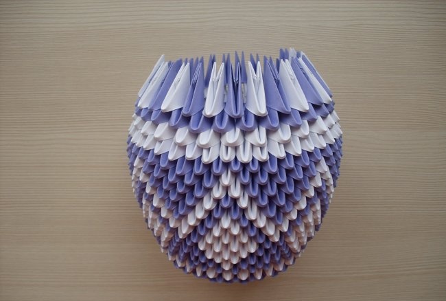 Jarrón hecho de módulos triangulares de origami.