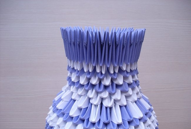 אגרטל עשוי ממודולי אוריגמי משולשים