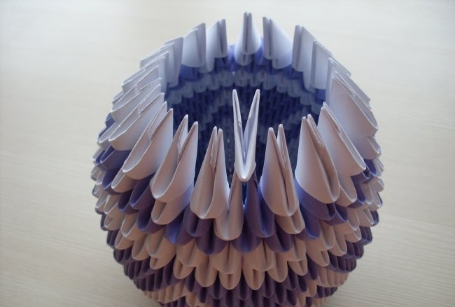 Pasu diperbuat daripada modul origami segi tiga