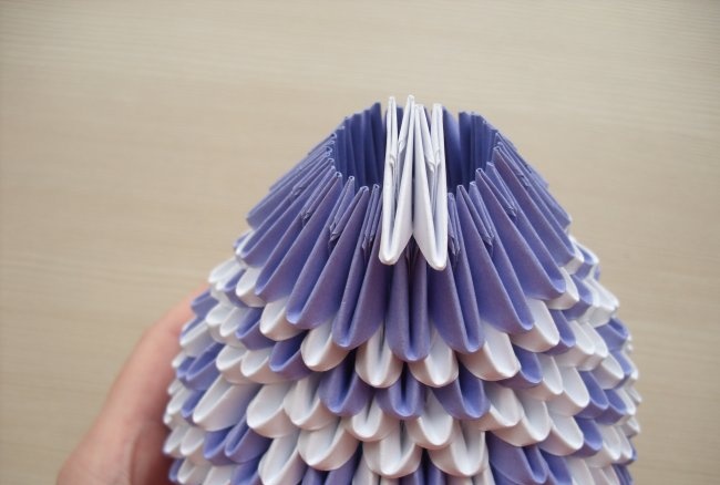 Üçgen origami modüllerinden yapılmış vazo