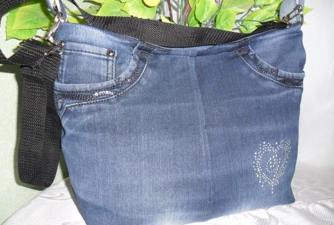 Bolso hecho con jeans viejos