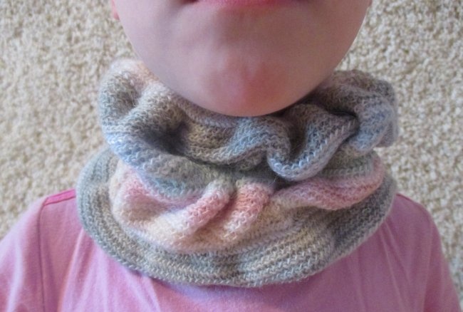 We sew ourselves a comfortable scarf for a child