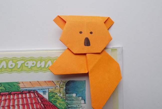 Hur man gör ett Koala-bokmärke av papper