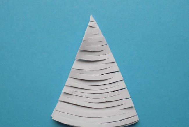 3D vianočný stromček vyrobený z kancelárskeho papiera