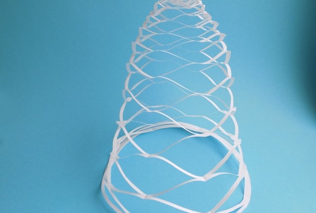 3D Ziemassvētku eglīte izgatavota no biroja papīra