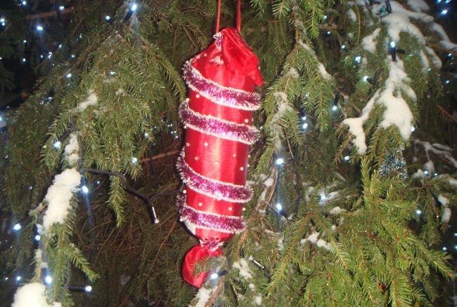 Giocattoli di Capodanno per decorare un abete rosso o un pino