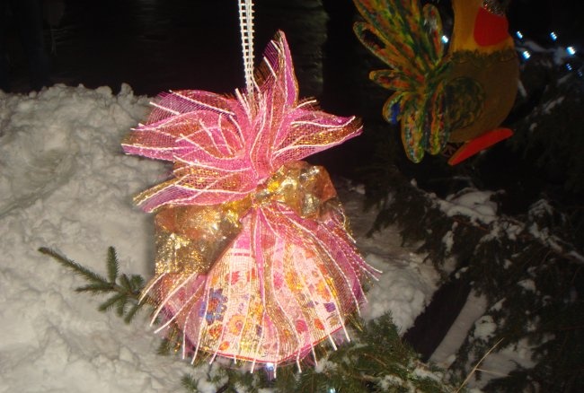 Nieuwjaarsspeelgoed voor het versieren van een straatspar of dennenboom