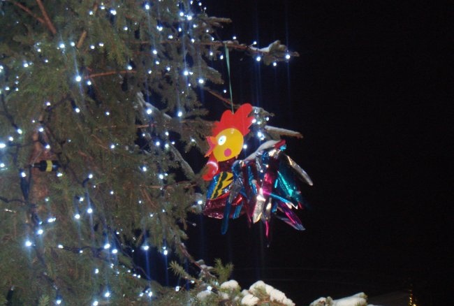 Joguines de cap d'any per decorar un avet de carrer o un pi