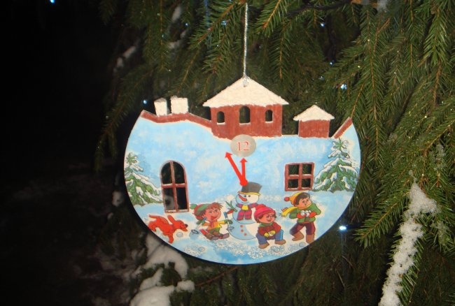 Jouets du Nouvel An pour décorer un épicéa ou un pin de rue