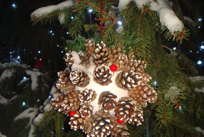 Juguetes de Año Nuevo para decorar un abeto o un pino callejero.