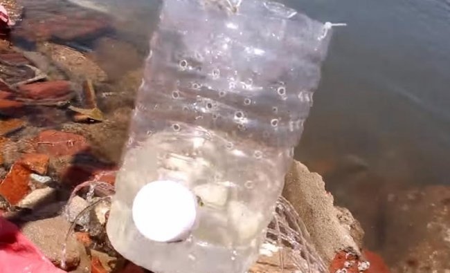 Pêcher avec une bouteille en plastique