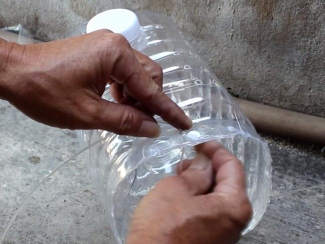 Pêcher avec une bouteille en plastique