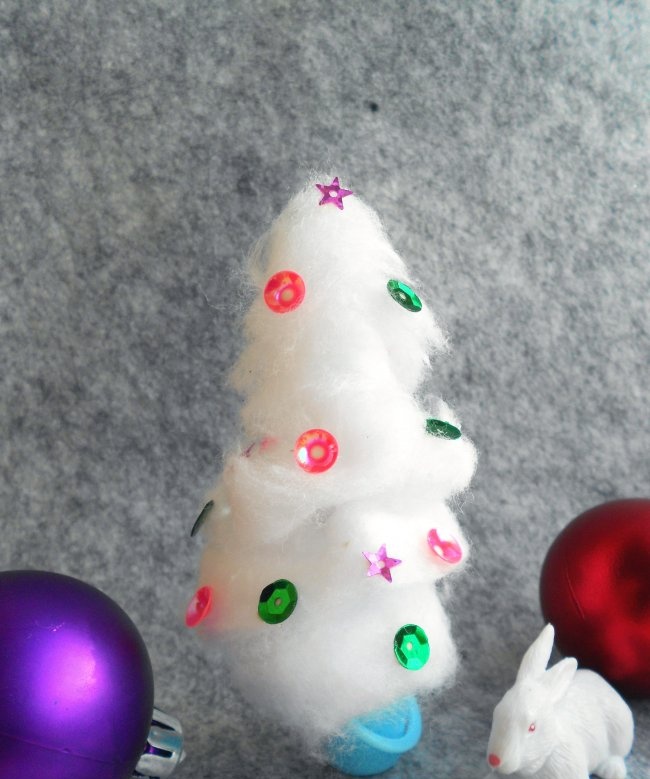 Miniaturní vánoční stromek vyrobený z vaty