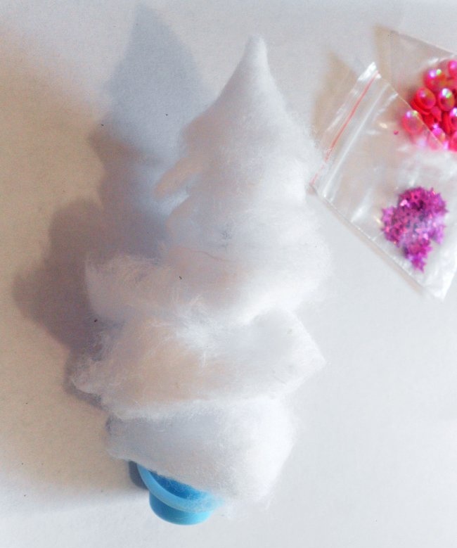 Miniatyr julgran gjord av bomullsull