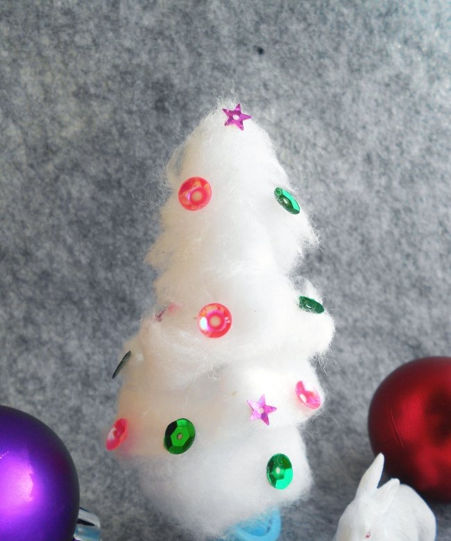 Miniatuur kerstboom gemaakt van watten