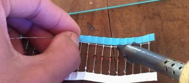 DIY bateria słoneczna wykonana z diod