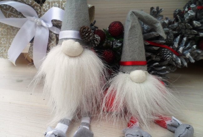 Gnomes mignons pour la décoration ou la décoration d'arbre de Noël