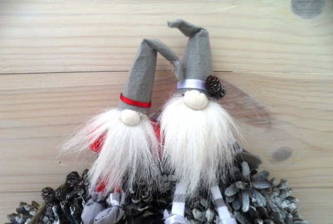 Gnomes mignons pour la décoration ou la décoration d'arbre de Noël