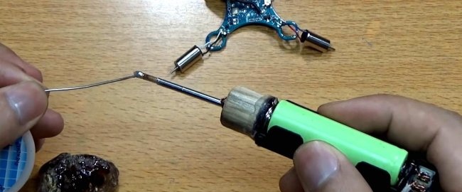 Mini soldering iron pinapagana ng baterya