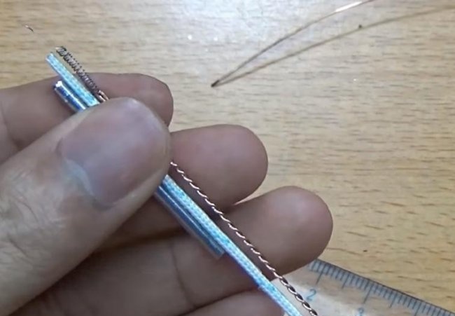 Mini soldering iron pinapagana ng baterya