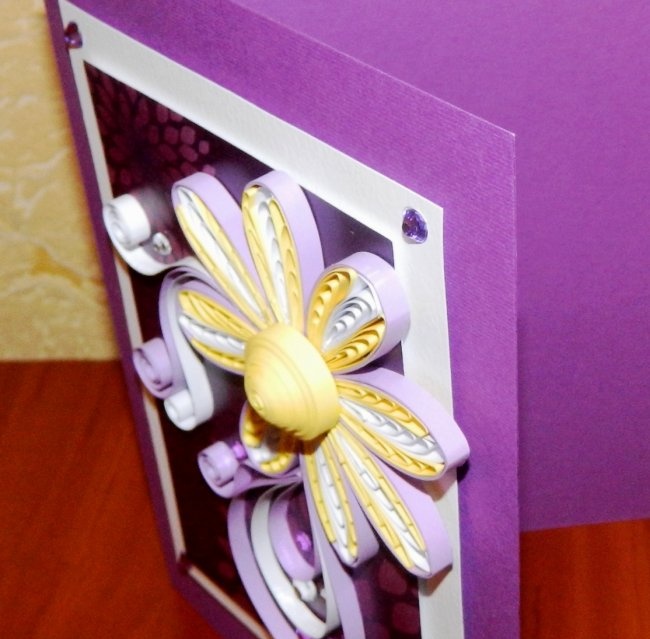 “Hacim Çiçeği” quilling tekniğini kullanan kartpostal