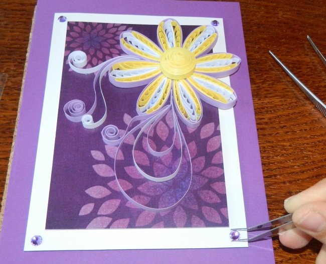 “Hacim Çiçeği” quilling tekniğini kullanan kartpostal