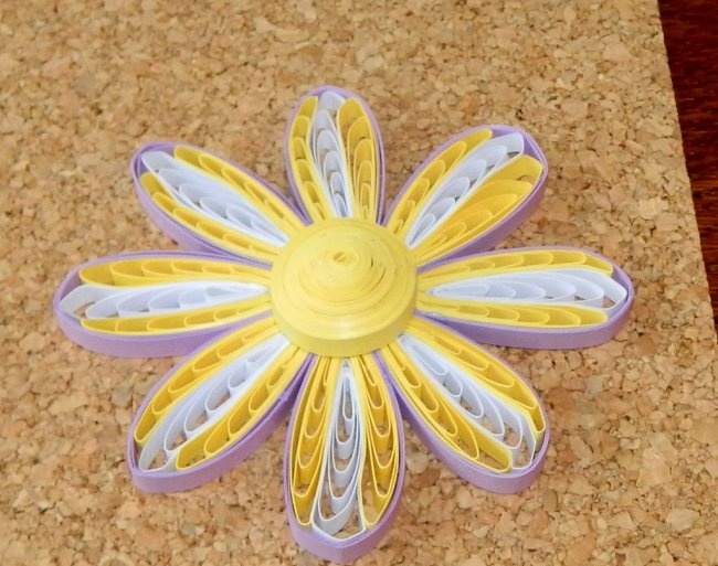 Postkort med quilling-teknikk "Volume Flower"