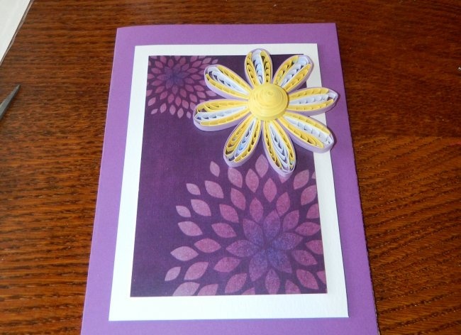 Carte postale utilisant la technique du quilling « Volume Flower »